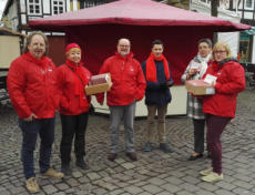 Michael Gauding, Ingelore Moreau, Rolf-Dieter Crois, Tim Vollert, Petra Pohl, Rebekka Dierkes auf dem Beverunger Wochenmarkt