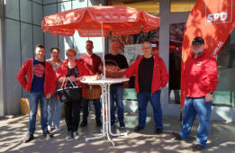 Unser Osterhasen von links nach rechts: Tim Vollert, Petra Pohl, Rebekka Dierkes, Roland Becker, Heinz Krystofiak, Uwe Massenberg, Rolf-Dieter Crois