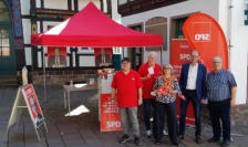 Infostand 03.09 am Kellerplatz mit Rolf-Dieter Crois, Heinz Kristofiak, Karola Kroworz, Uli Kros und Uwe Massenberg