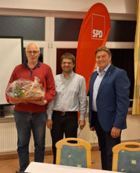 Jubilar Werner Bartolles (40 Jahre SPD) mit Frank Schepke und Jürgen Berghahn